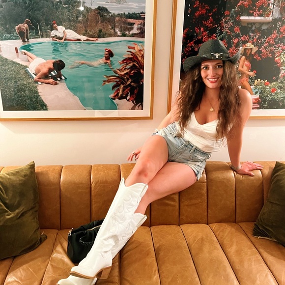 Meet your Posher, Kadira - Picture 1 of 1